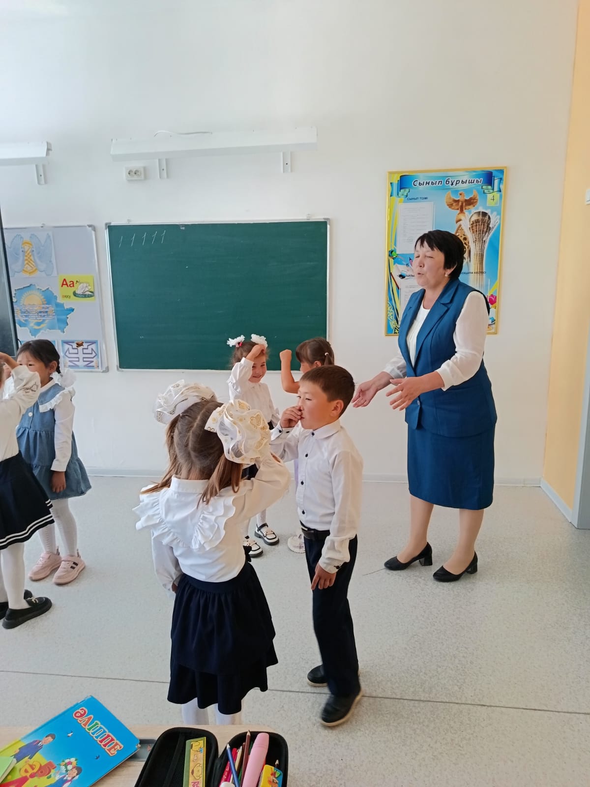 1 сынып оқушыларымен мотивациясын көтеру үшін «Мектепке сиқырлы жол»  жаттығу жұмыстары жүргізілді. Сонымен бірге  Қозғалысты  ойындар:«Айна».«Күн және жаңбыр».«Көңілді пойыз»  жаттығу жұмыстары жүргізілді.