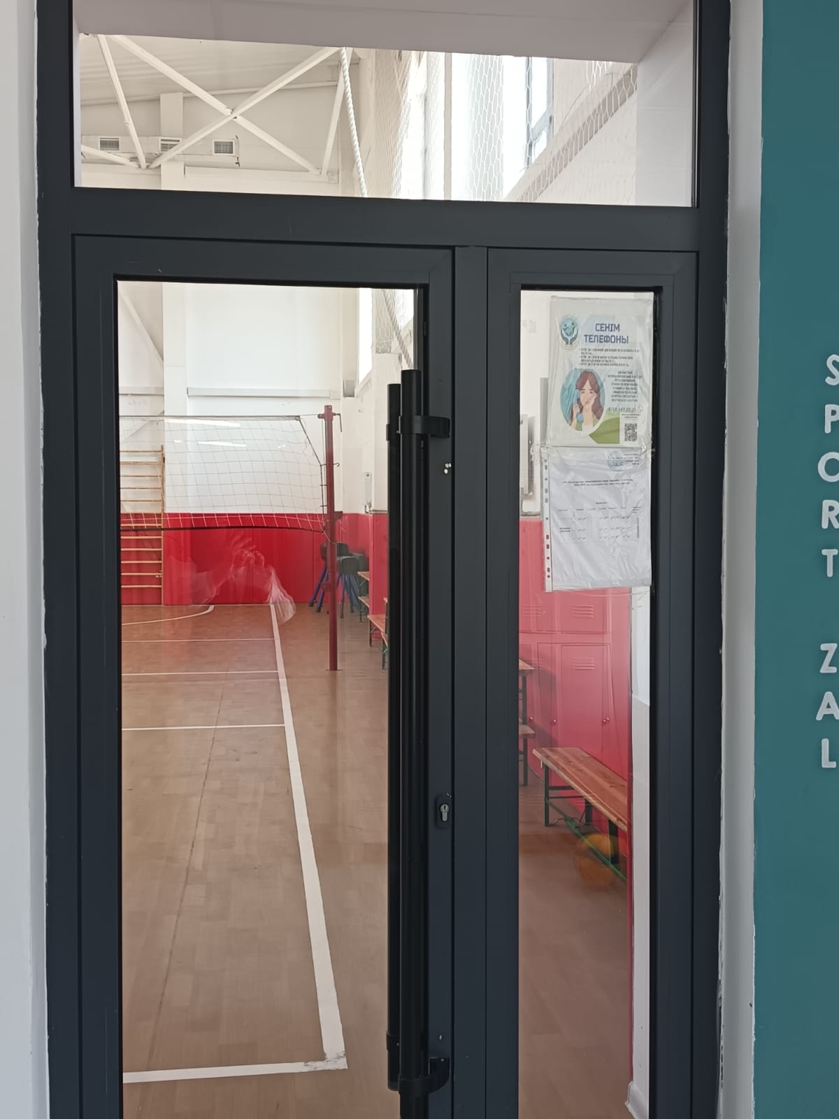 Мектеп оқушыларына сенім жәшігі сенім телефон бойынша ақпарат беріліп 111 бірыңғай сенім телефон сынып кіре беріс есіктерге  асхана мектепке кіре беріс  дәретханаға дәлізге  ілінді